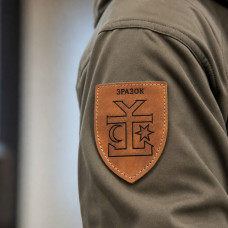 Шеврон шкіряний щит 9.5х7.5 см коричневий з гравіюванням